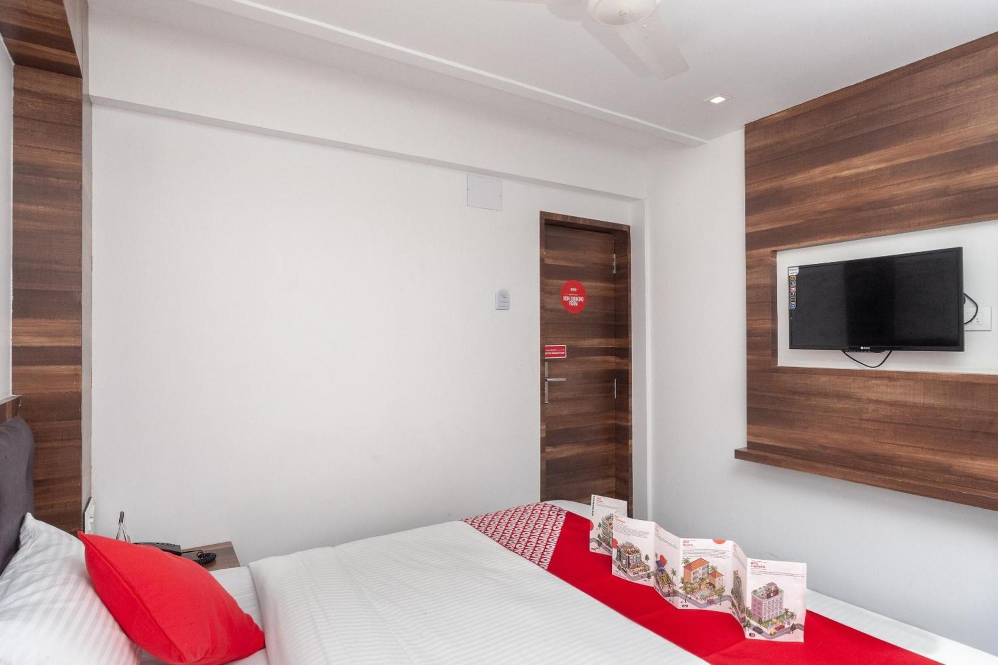 Capital O Admire Suit Hospitality Chennai Exterior photo